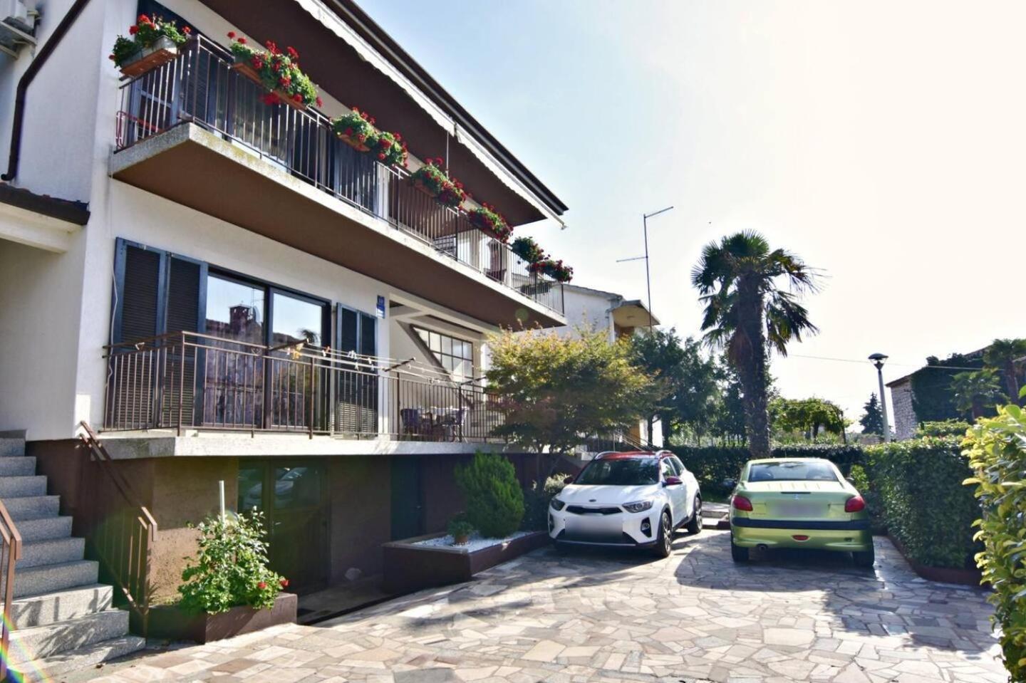 With A Parking Space - 22565